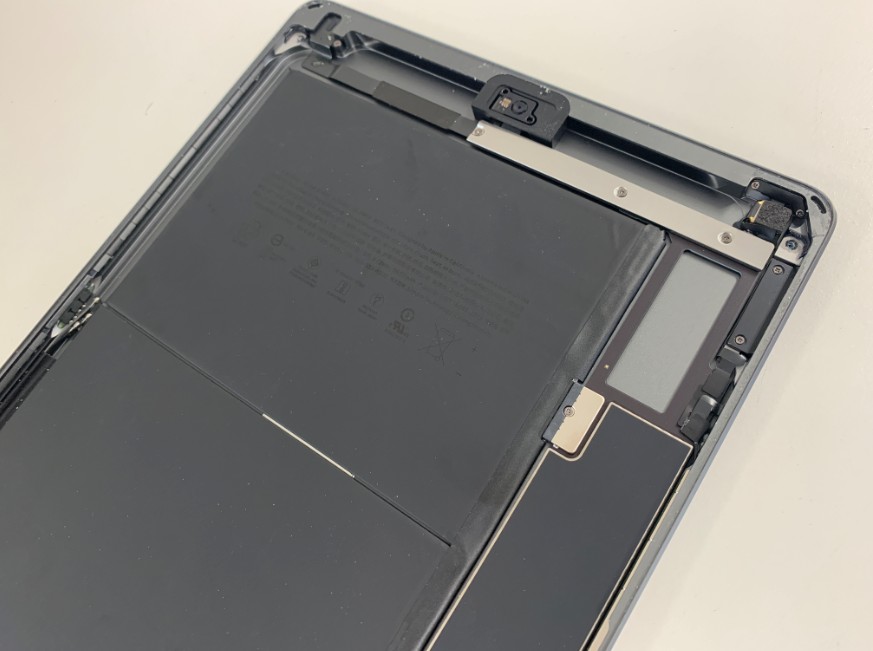 ガラスの破片を除去したiPad7(2019)の本体上部