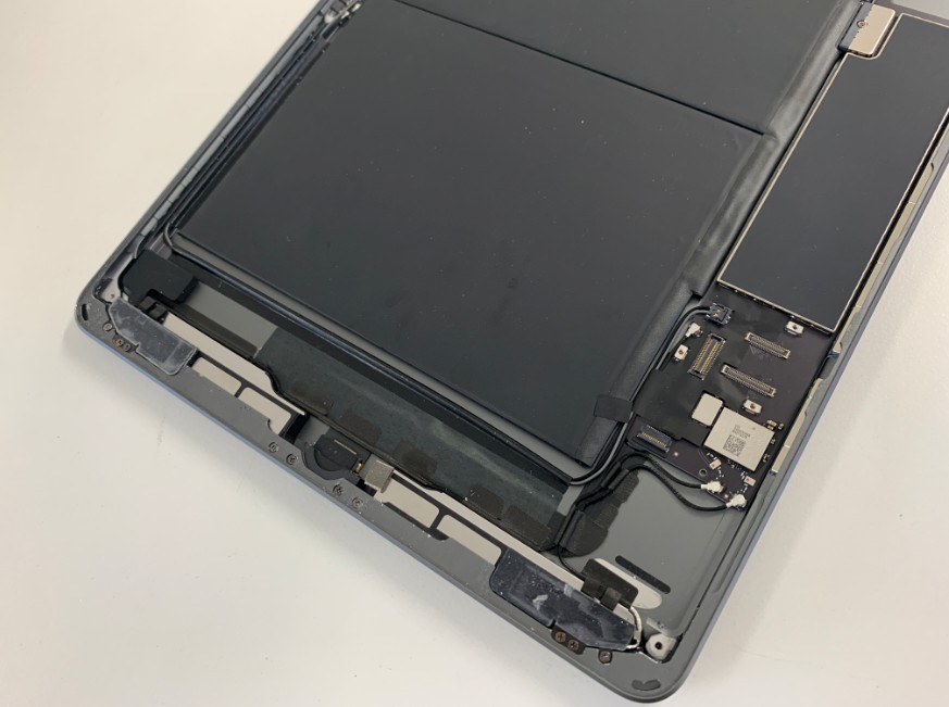ガラスの破片をキレイに除去したiPad7(2019)の本体下部
