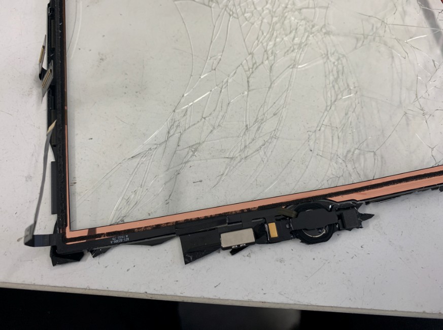 ホームボタンが残ったままのiPad7(2019)のガラスパーツ