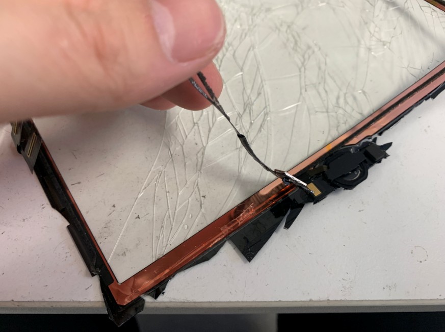 ホームボタンをガラスから剥がしているiPad7(2019)
