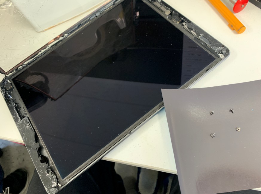 液晶を固定したネジ4本を取ったiPad7(2019)