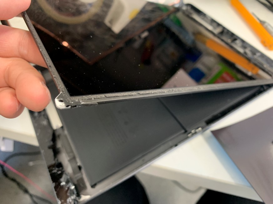 液晶画面を持ち上げたiPad7(2019)