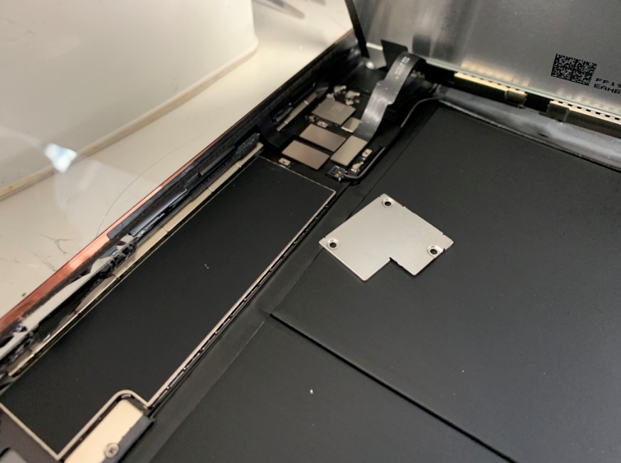 液晶画面を固定したプレートを外したiPad7(2019)