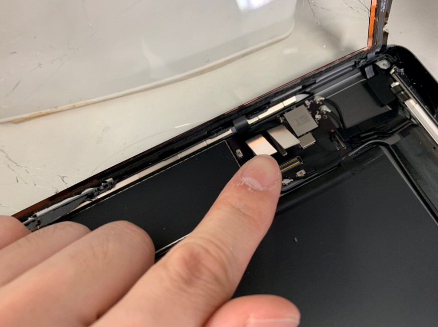 ガラスとホームボタンのコネクタを外したiPad7(2019)