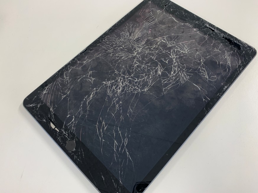 表面ガラスが粉々に割れたiPad7(2019)