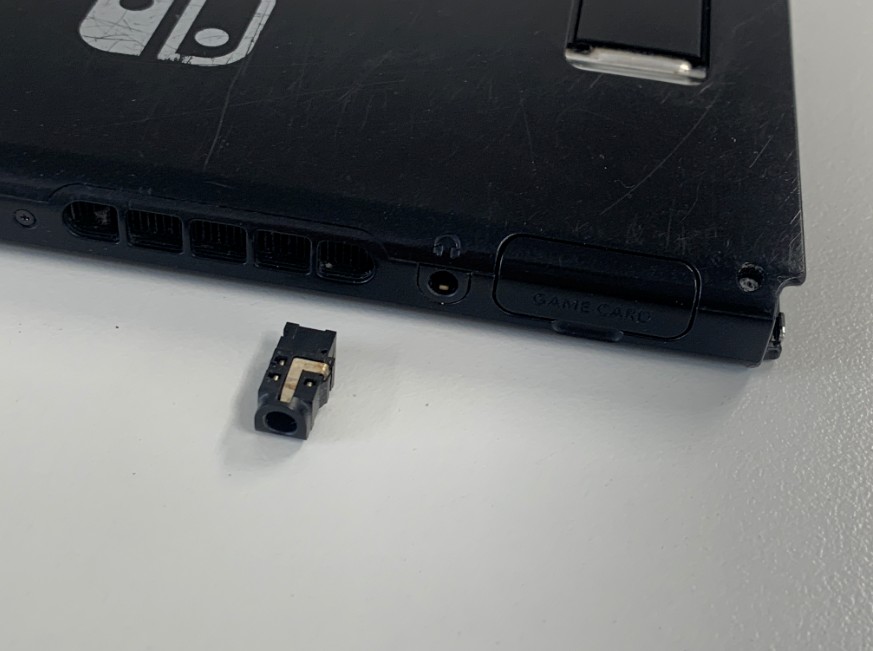 Nitendo Switchにイヤホンの先端が折れて詰まった 修理代6800円でイヤホンジャック交換修理完了と安い 郵送専門switch修理店 ポストリペア