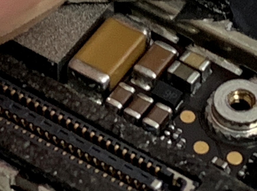 基板修理途中のiPhone8Plus