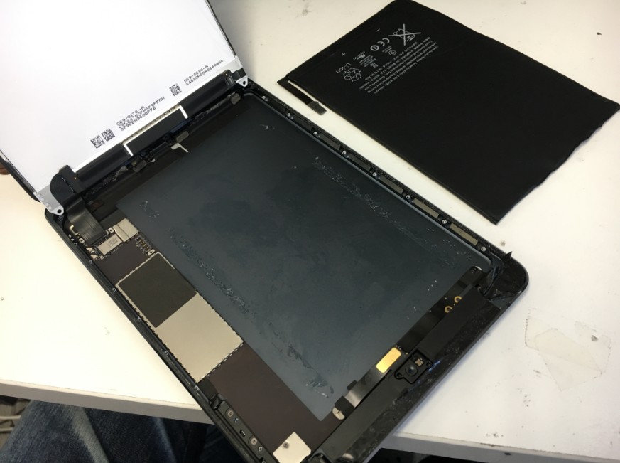 バッテリーを本体から取り出した初代iPadmini