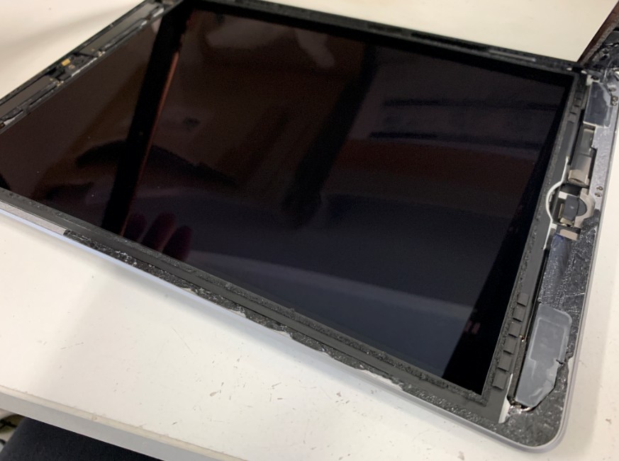 表面ガラスを剥がしたiPad第5世代