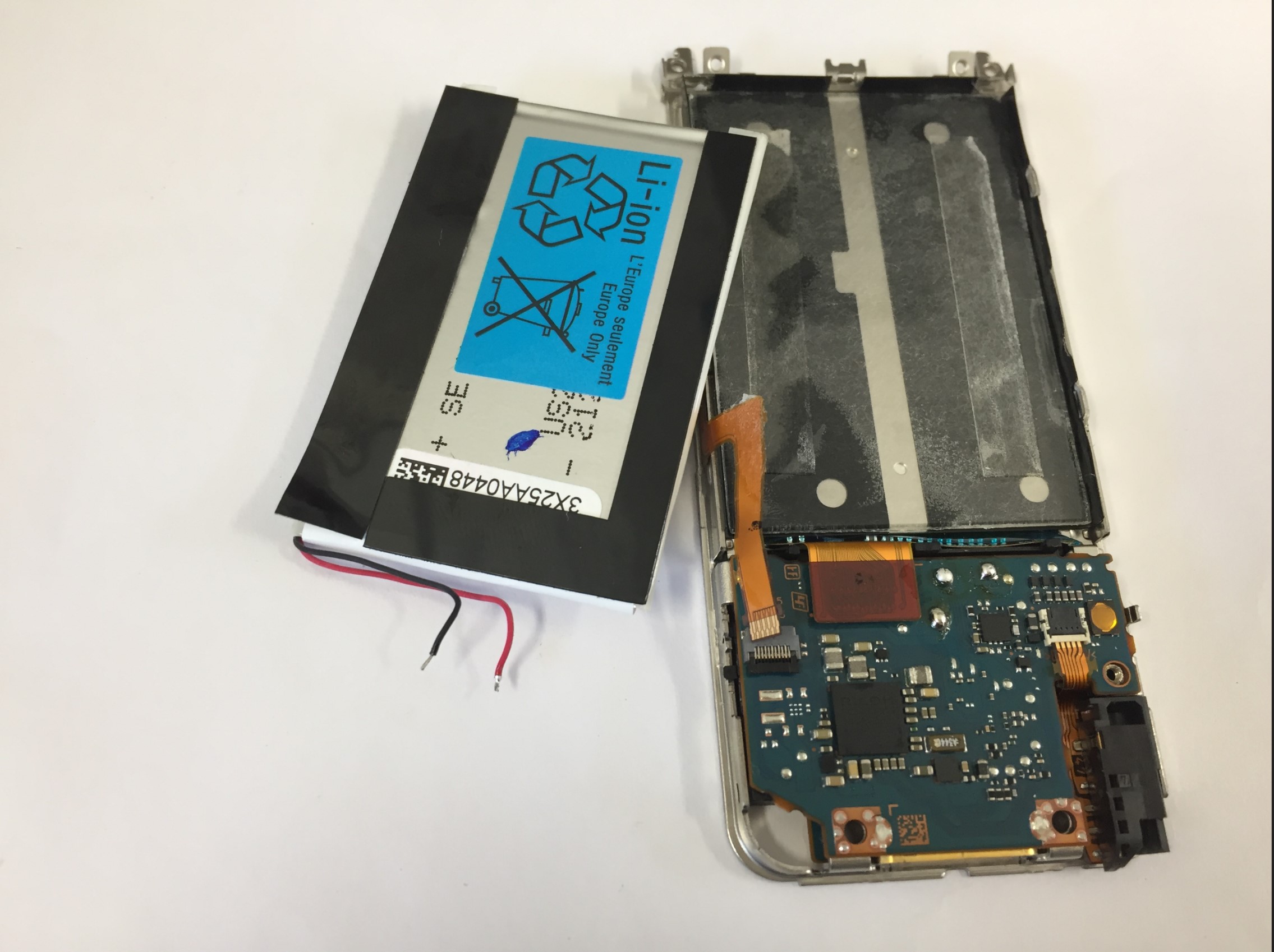 バッテリーを取り出したWALKMAN NW-S15