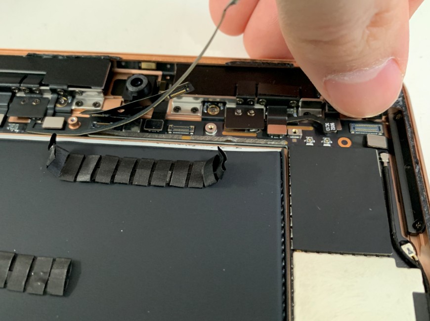 本体上部のコネクタを外しているiPad mini5