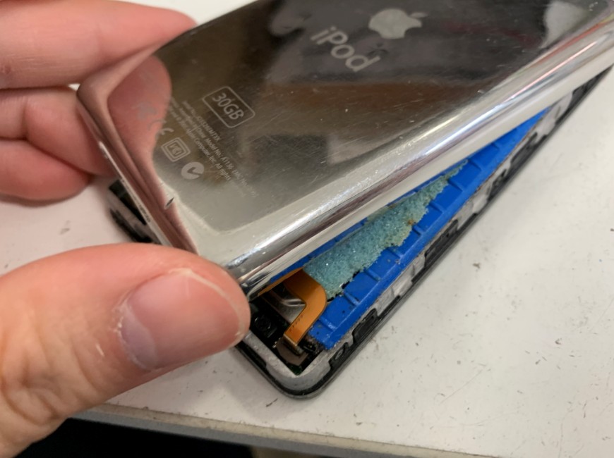Ipod Classic 30gb のバッテリー交換修理料金が4980円と安い 充電がすぐ無くなる症状が改善して長時間使用できるように ポストリペア