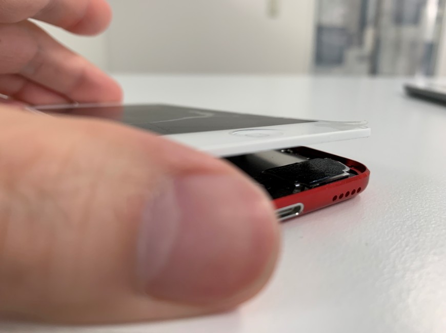 画面を持ち上げたiPod Touch第7世代