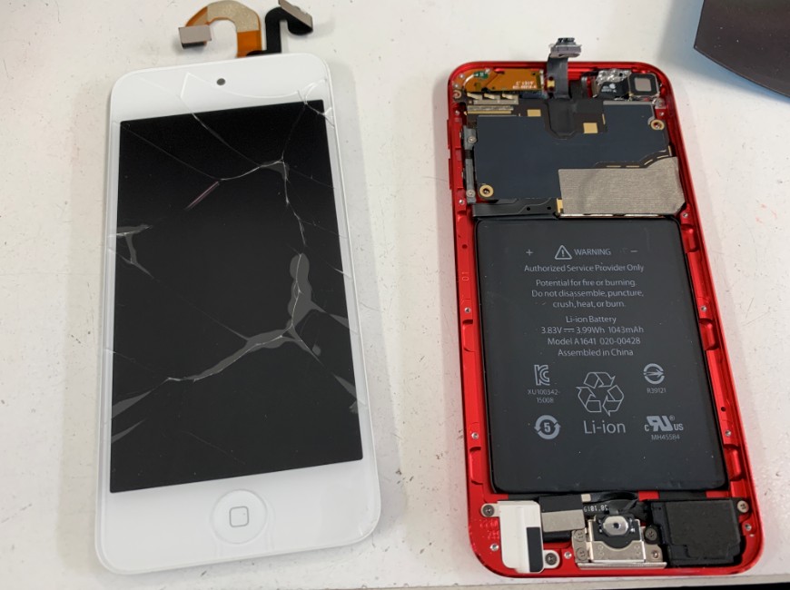 画面パーツを本体から取り出したiPod Touch第7世代