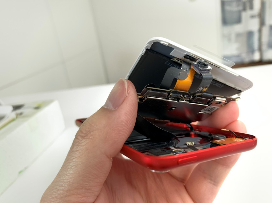 画面を取り付けようとしているiPod Touch第7世代