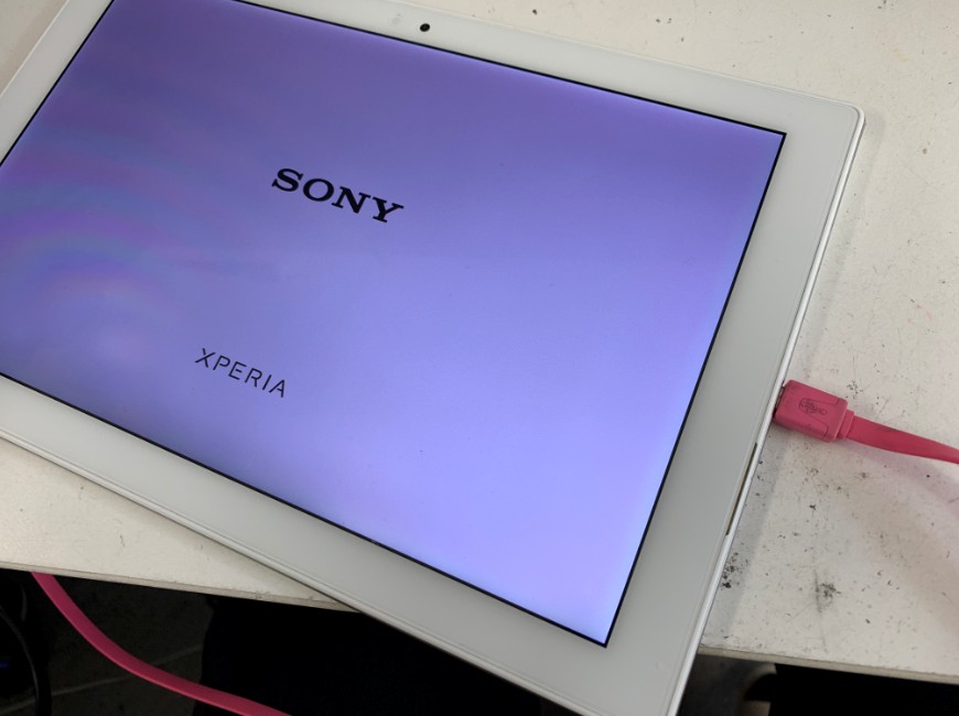充電ケーブルが反応するようになったXperia Z4 Tablet