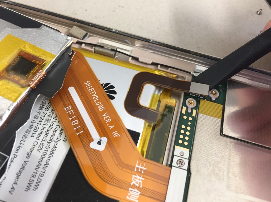バッテリーコネクタを外したdocomoタブレット(d-01J)