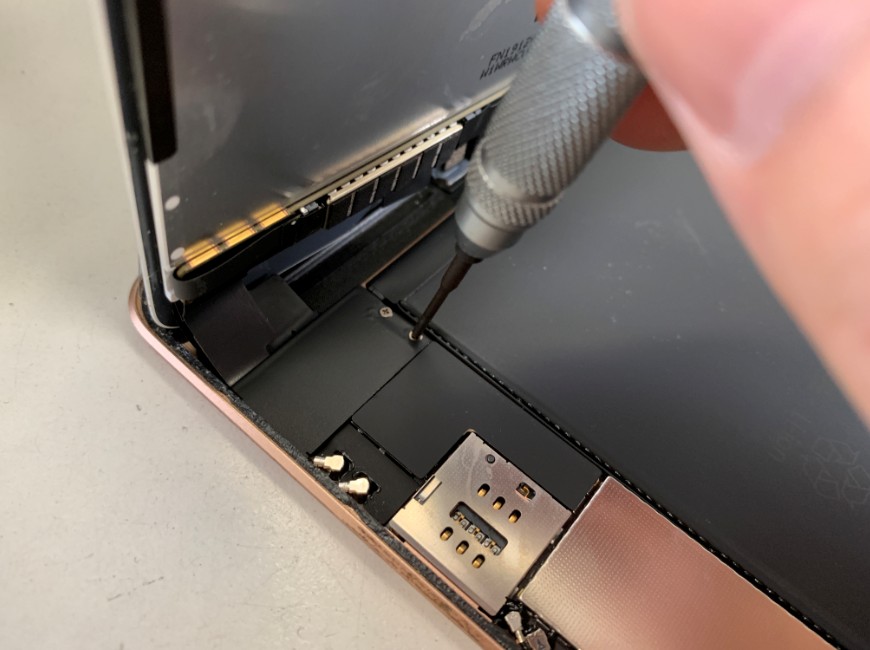 画面コネクタを止めたプレートを外しているiPad mini5