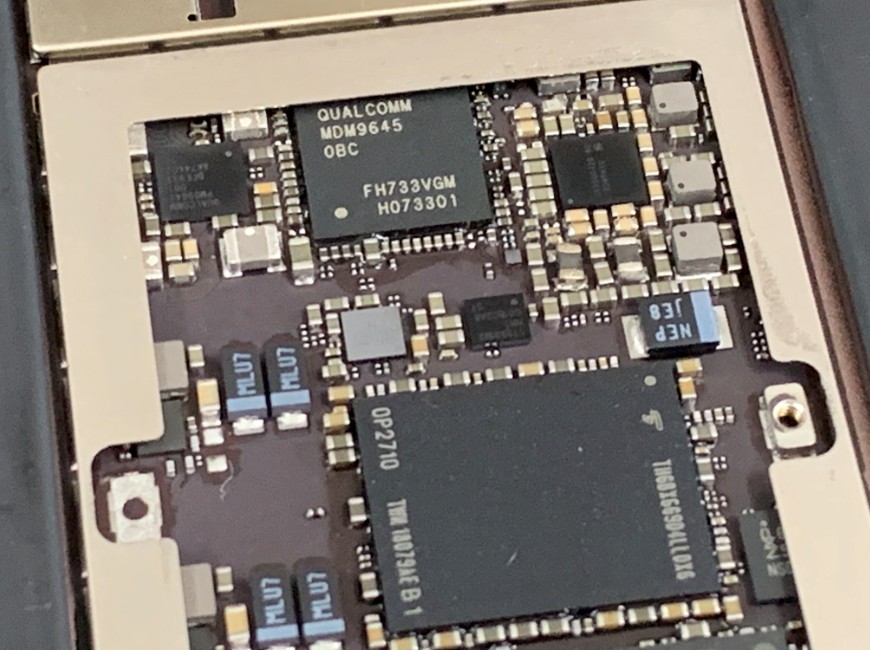 基板修理途中のiPad Pro 10.5