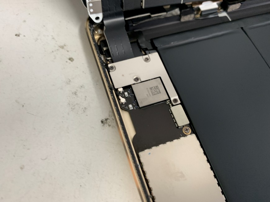 ipad mini3の液晶画面のコネクタを押さえた小さな銀のプレート
