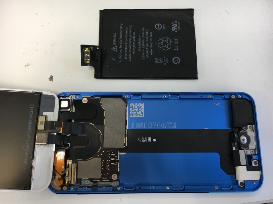 バッテリーを本体から取り出したiPod touch 第6世代
