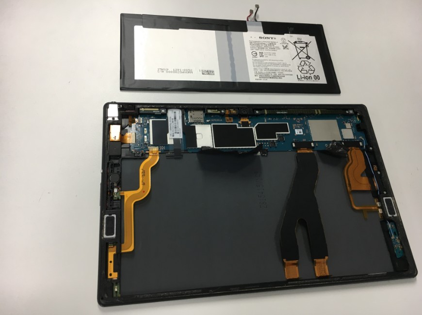 本体から劣化したバッテリーを取り出したXperia Z4 Tablet