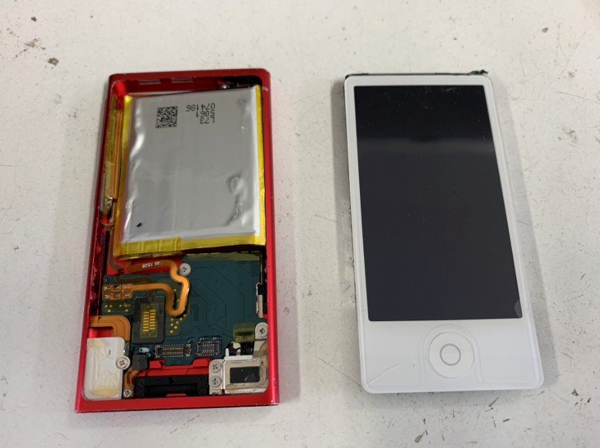 画面パーツを本体から取り出したiPod nano 第7世代