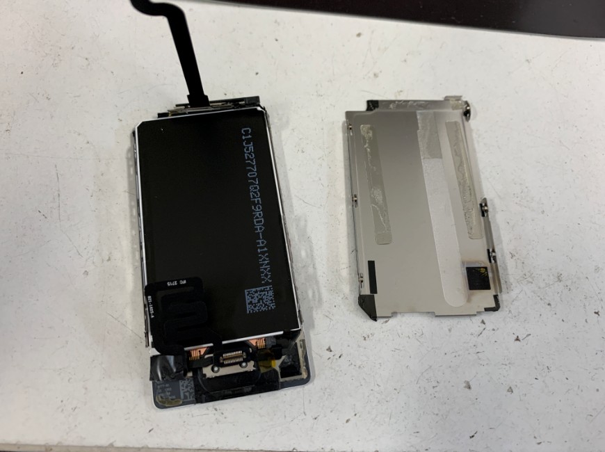 液晶画面パーツを取り出したiPod nano 第7世代