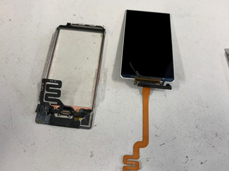 液晶画面とガラスパーツを剥がしたiPod nano 第7世代