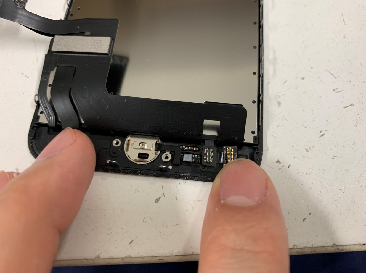 液晶画面のコネクタからホームボタンをコネクタを外したiPhoneSE 第2世代