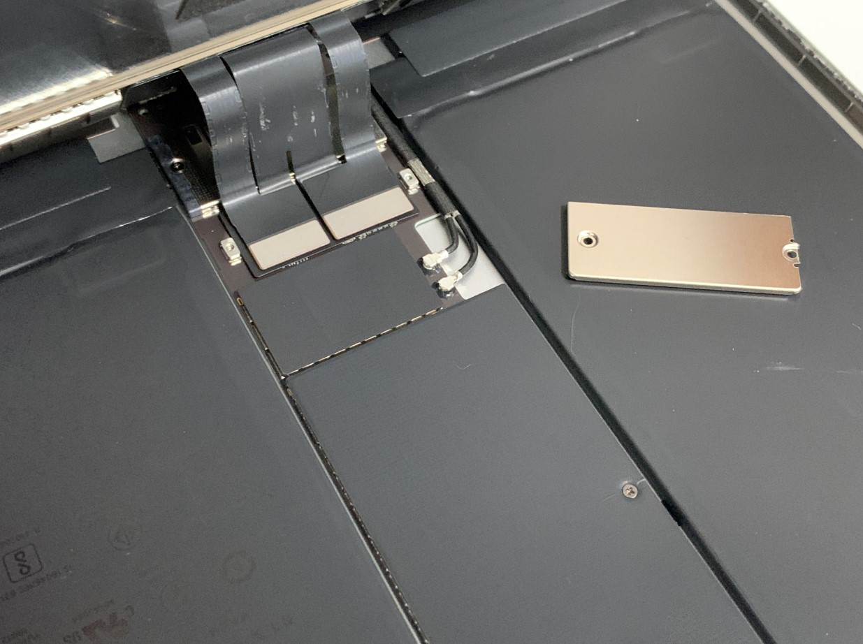 画面コネクタを固定したプレートを外したiPadAir第3世代