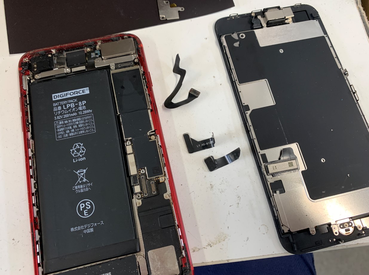 本体基板側に残ったコネクタを取り出したiPhone8Plus