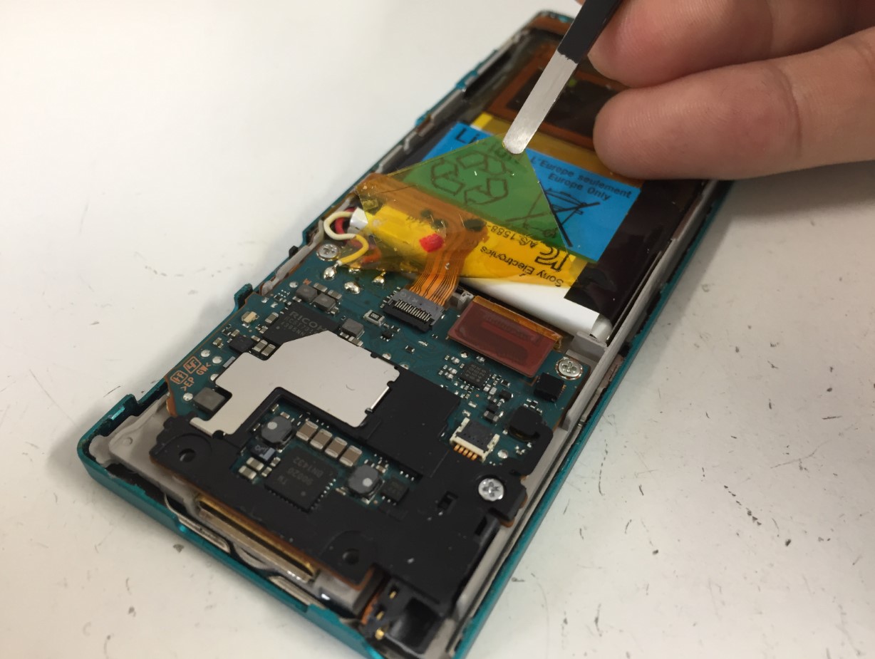 接点を覆った絶縁テープを剥がしたWALKMAN NW-A16