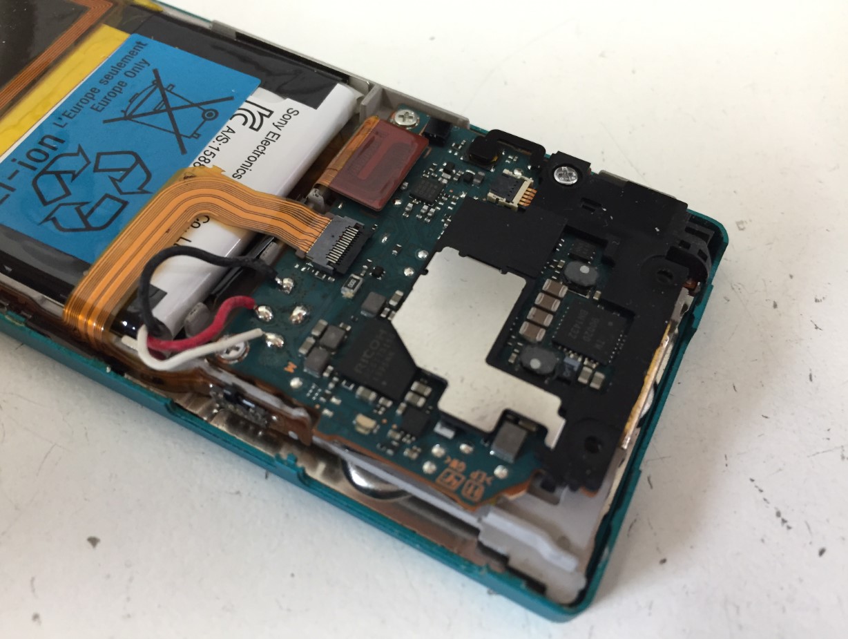 バッテリーコネクタを剥がす前のWALKMAN NW-A16