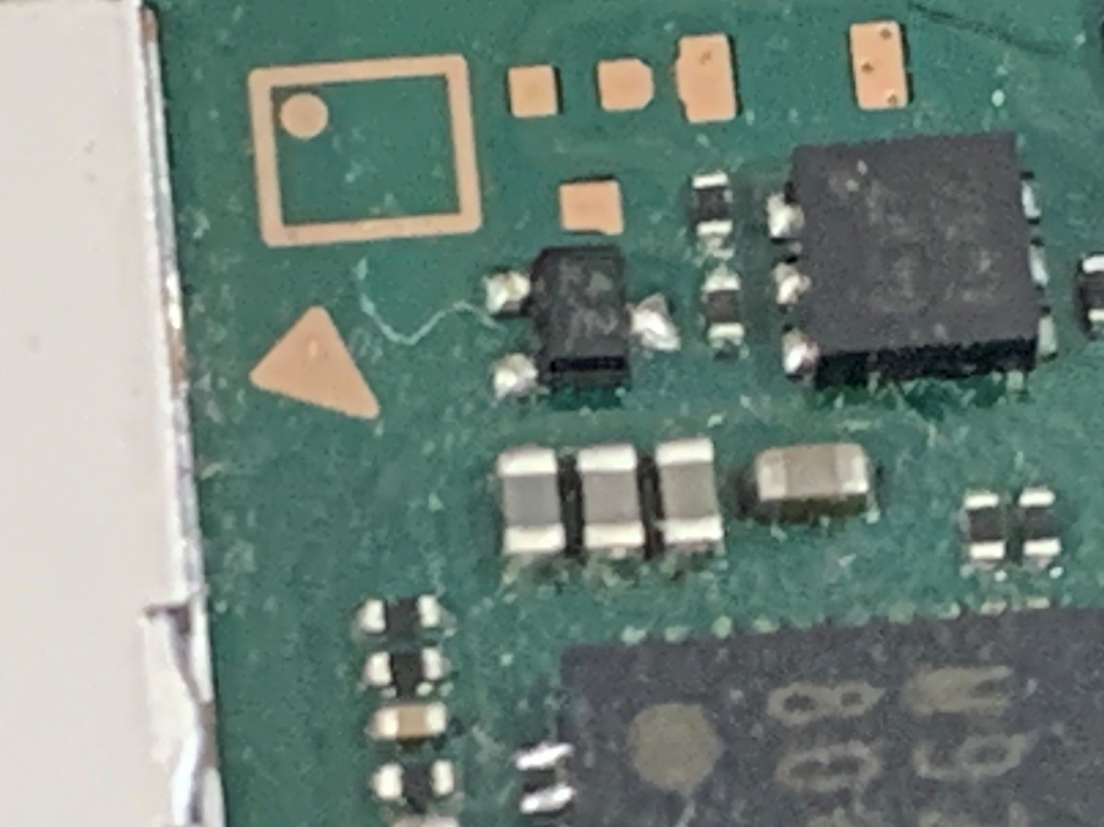 修理途中のNIntendo Switchの基板