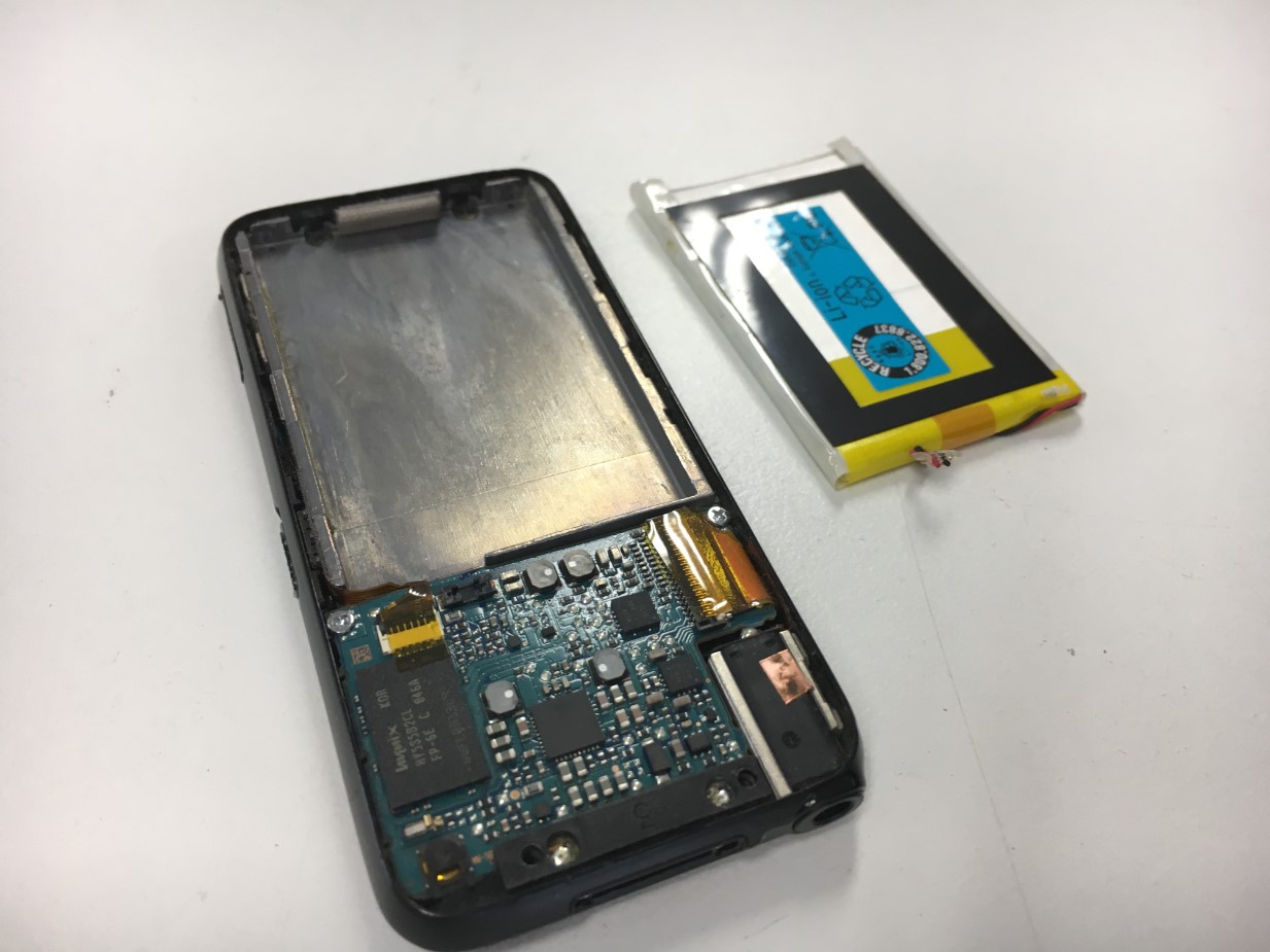 バッテリーを本体から取り出した電池持ちの悪いWALKMAN NW-S636F