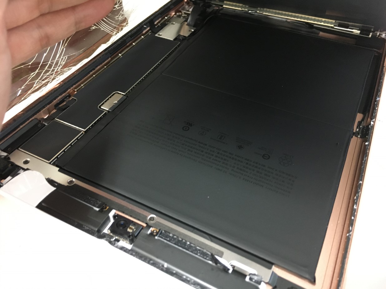 液晶も剥がしたガラスを本体から取り出しているiPad第7世代