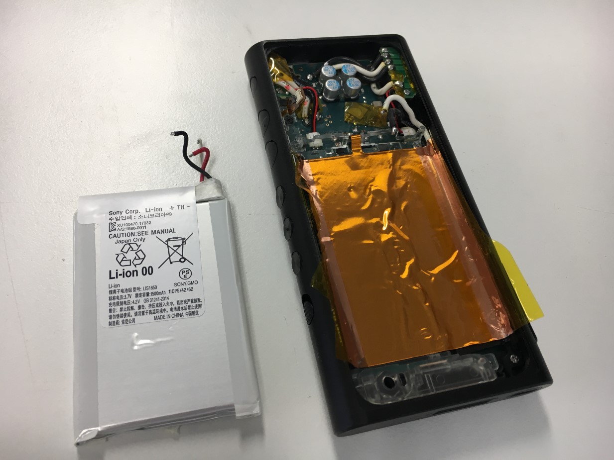 劣化したバッテリーを本体内部から取り出したウォークマン NW-ZX300