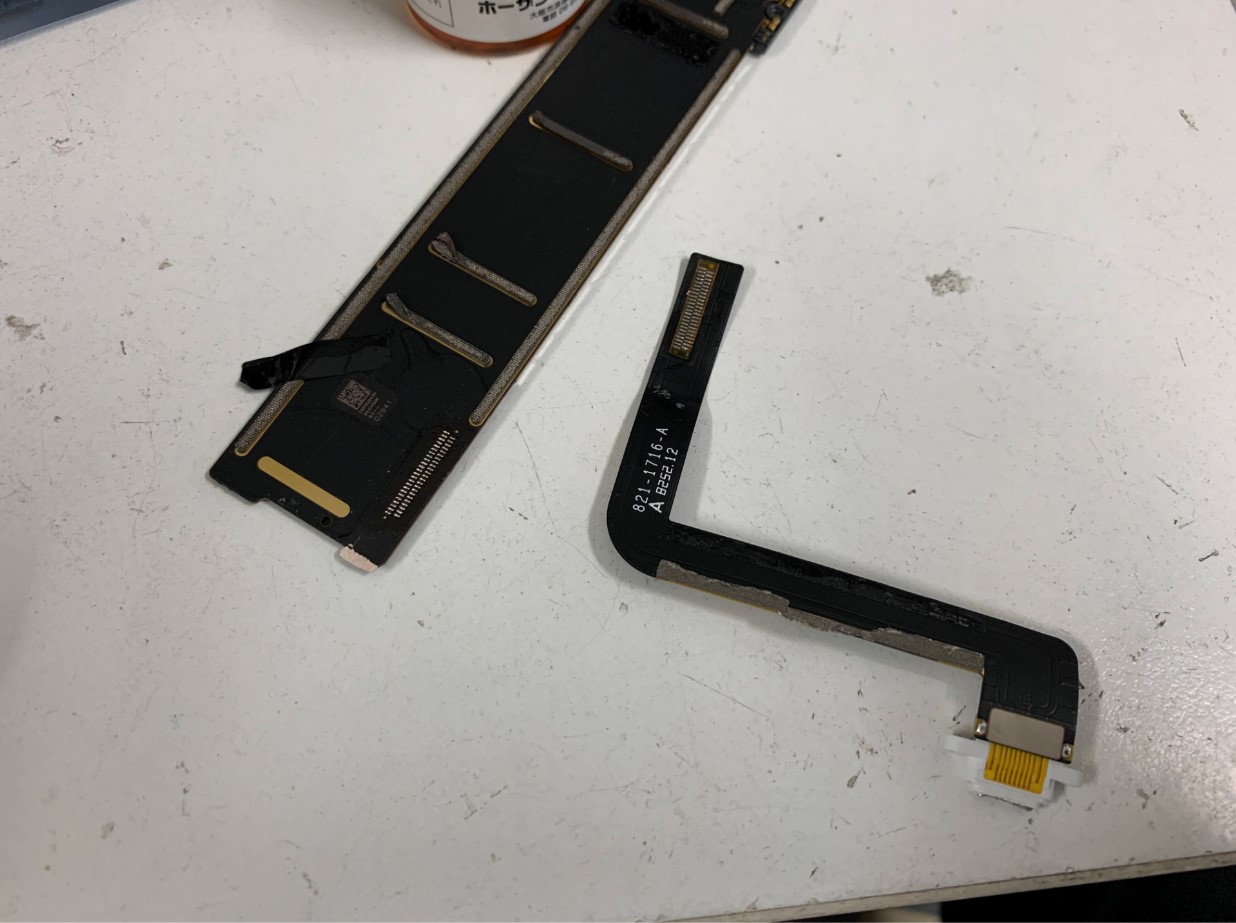 基板からドックコネクタを剥がしたiPad第6世代