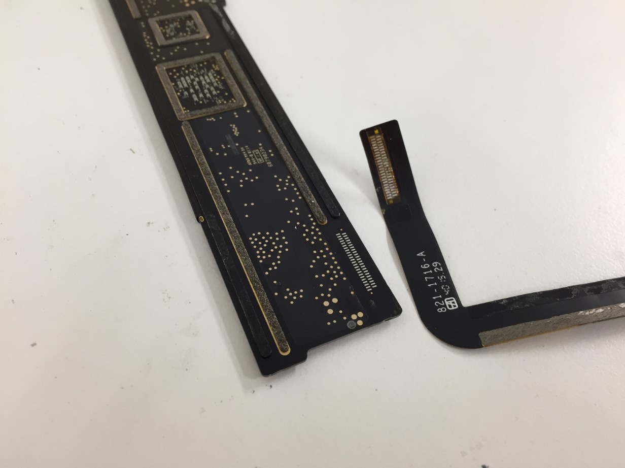 基板からドックコネクターを剥がしたiPad 第6世代