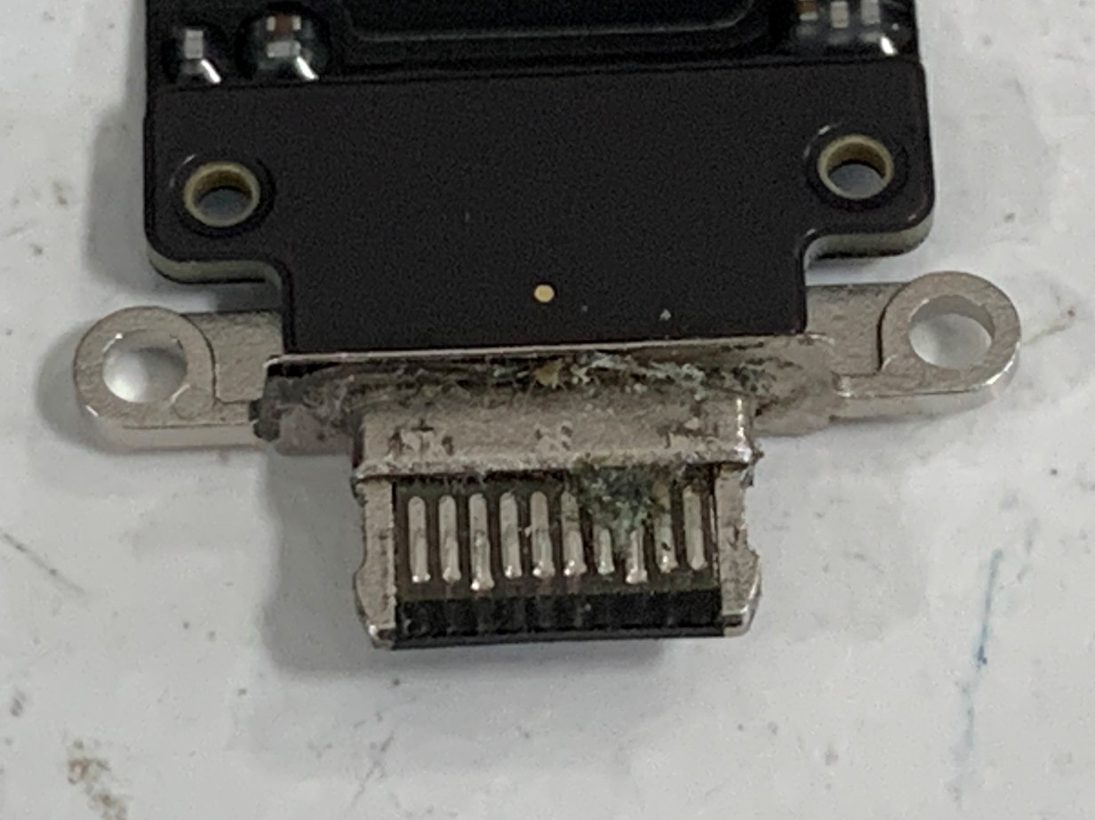 充電口の一部が腐食していたiPadPro 11(第1世代)