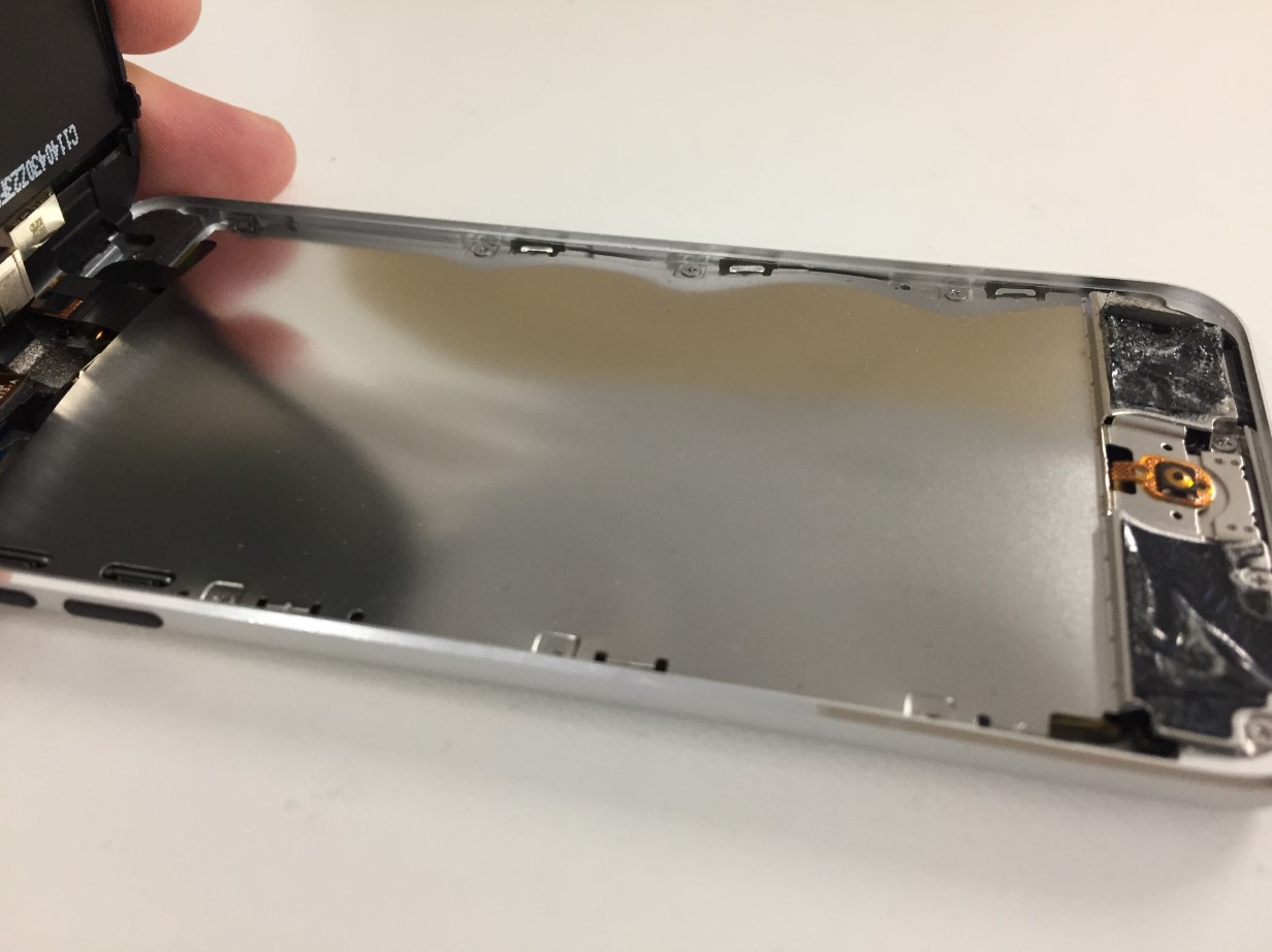 画面下の銀板のネジを外しているiPod Touch 第5世代