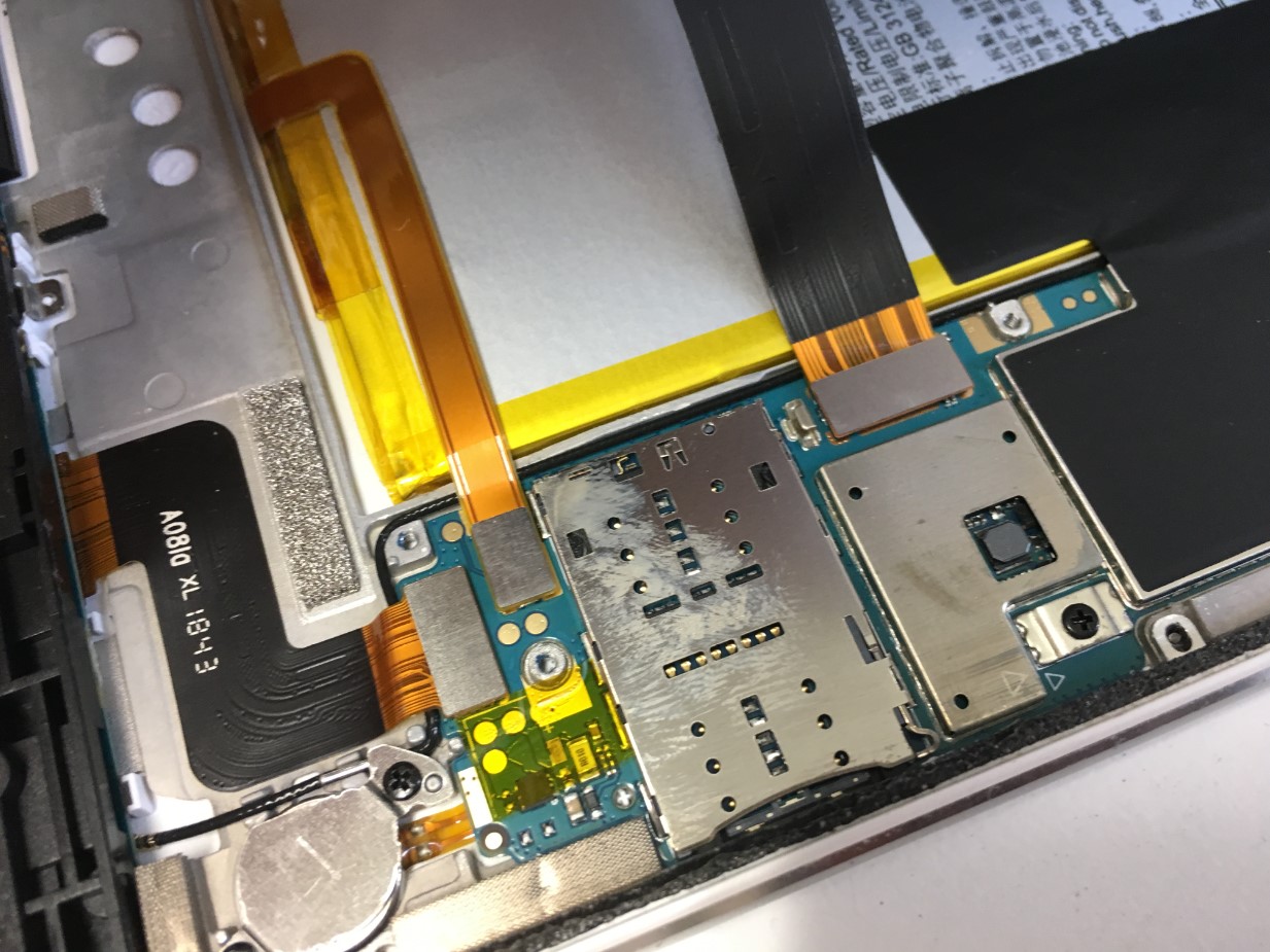 バッテリーコネクタと画面のコネクタを外そうとしているMediaPad M3 Lite s
