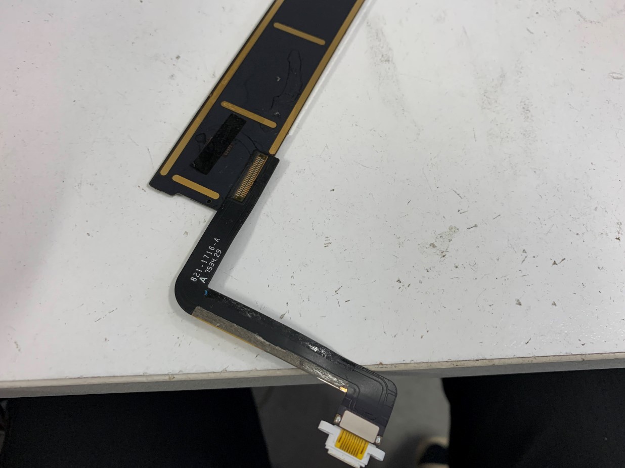 本体から基板を取り出したiPad 第5世代