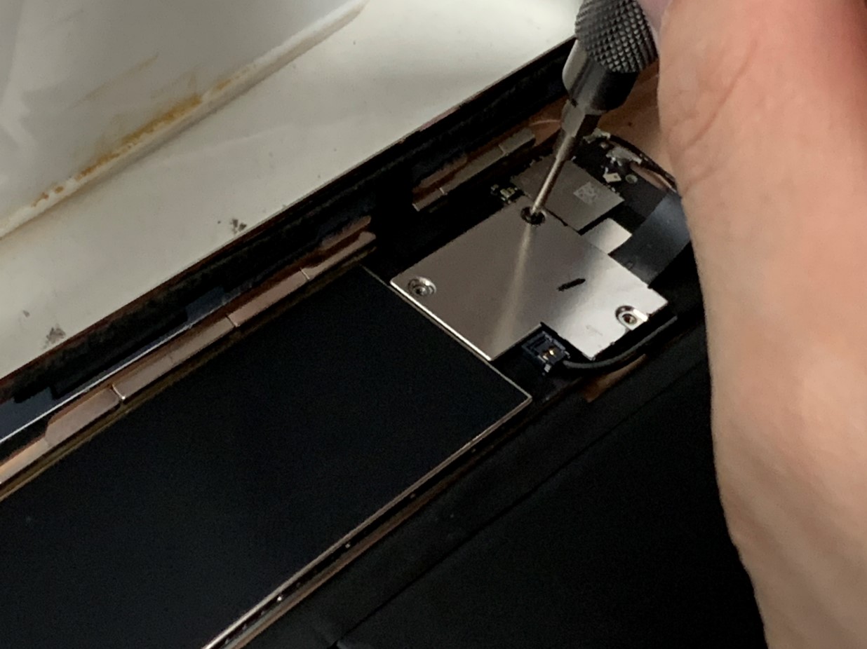 液晶と本体を接続するコネクタを外そうとしているiPad 第7世代