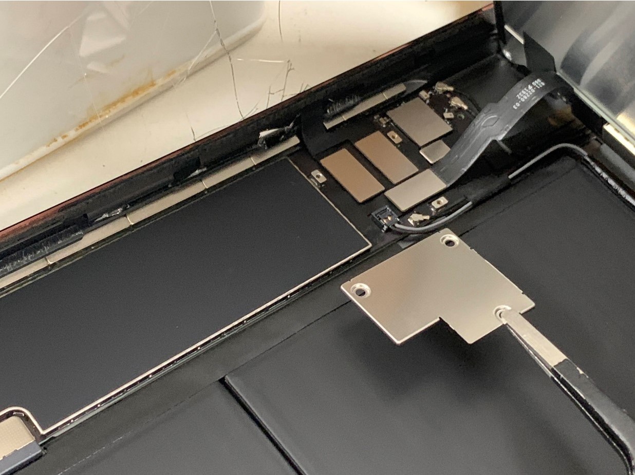 液晶画面のコネクタを押さえた銀板を剥がしたiPad 第8世代
