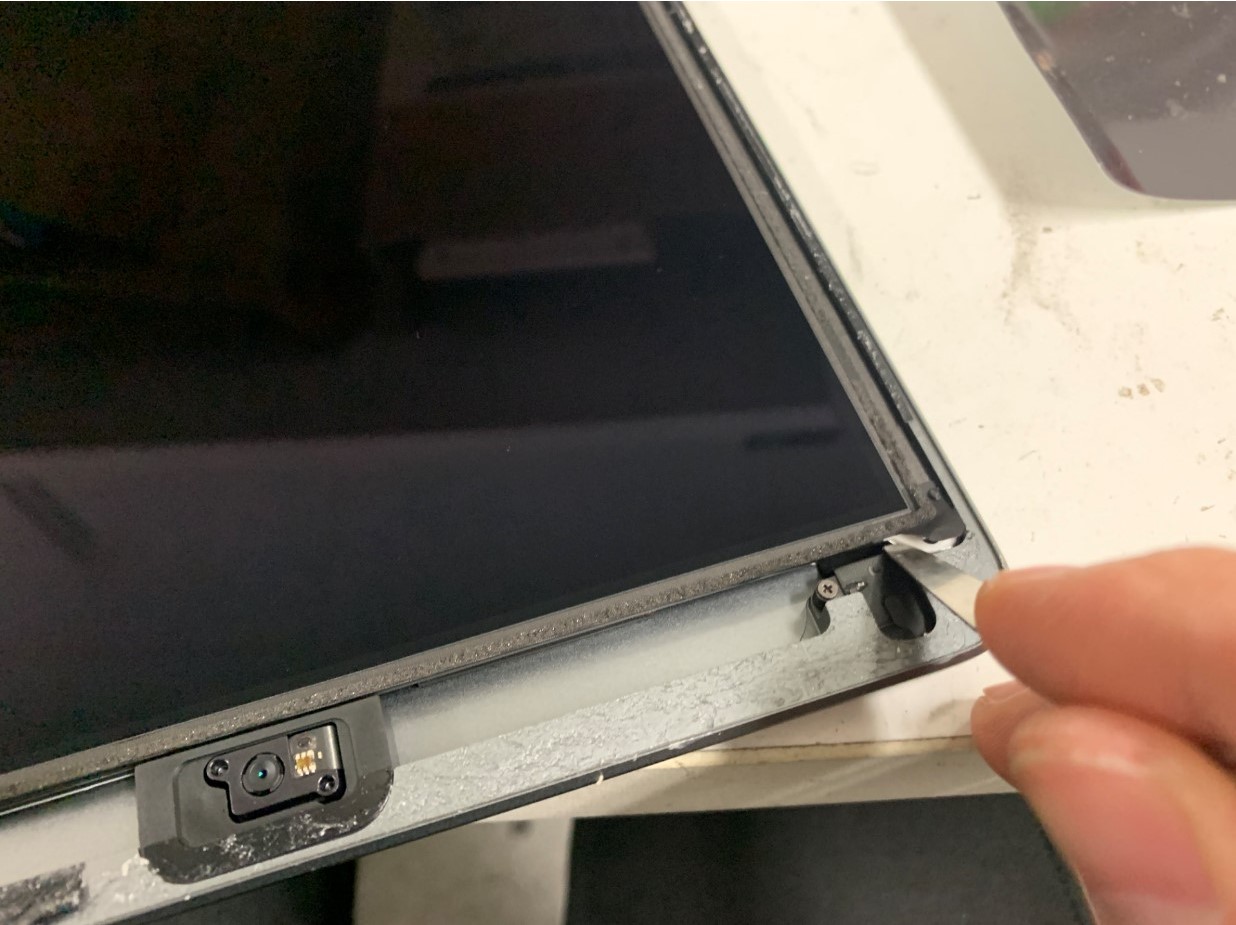 iPad 第8世代の液晶画面を浮かそうとしているiPad 第8世代