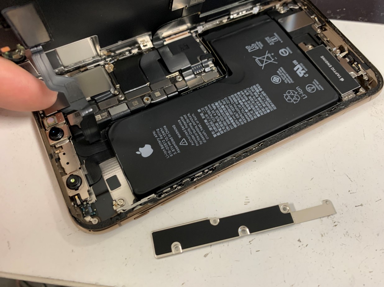 基板上の鉄板を外したiPhone XS