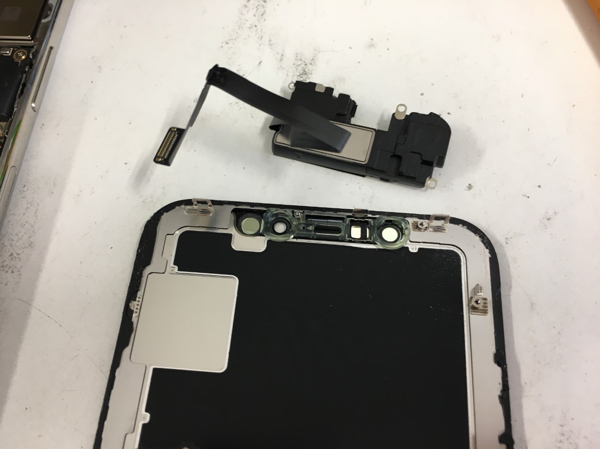 顔認証センサーを取り出したiPhoneX