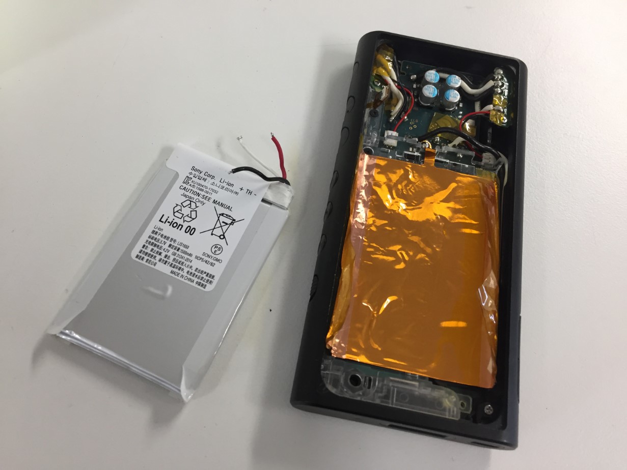 古い電池パックを本体から取り出したウォークマン NW-ZX300
